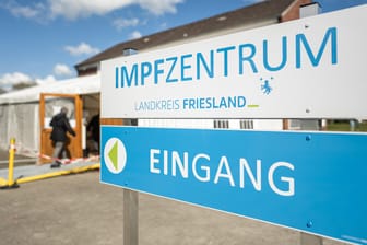 Das Impfzentrum im Landkreis Friesland (Archivbild): Nach möglichen Impfungen mit Kochsalzlösung statt Corona-Impfstoff hat die Staatsanwaltschaft Oldenburg Anklage gegen eine frühere Angestellte des Impfzentrums erhoben.