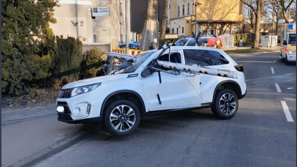 Die Schranke ragt durch das Fahrerfenster aus dem Auto. Insgesamt waren acht Rettungskräfte im Einsatz.