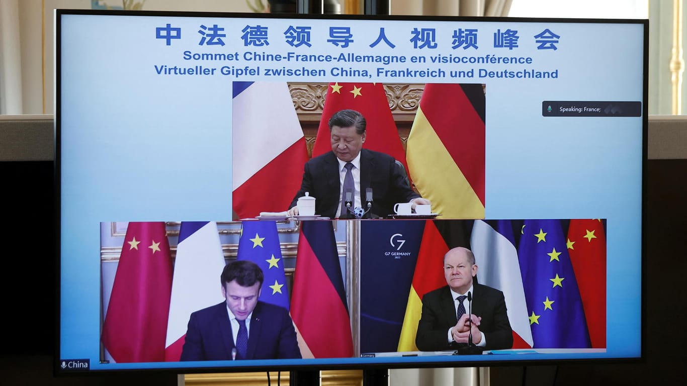 Emmanuel Macron, Olaf Scholz und Xi Jinping während einer Video-Konferenz zum Ukraine-Krieg: Der chinesische Präsident forderte Zurückhaltung, um eine weitere Eskalation zu vermeiden.