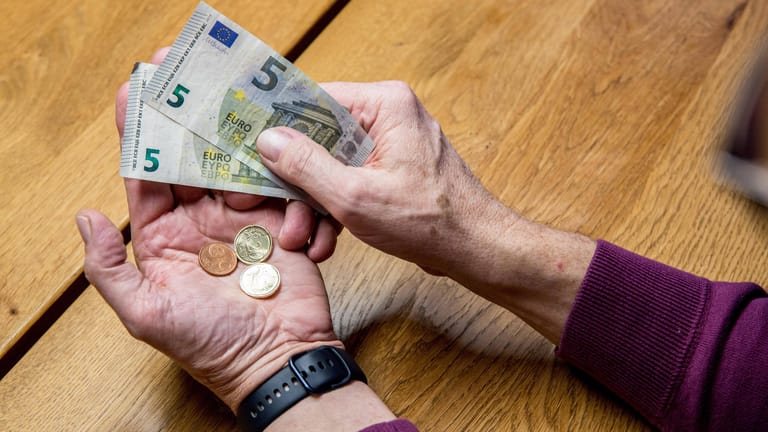 Eine alte Frau hält Geld in den Händen (Symbolbild): Für immer mehr Rentner reicht die erarbeitete Rente nicht zum Leben aus.