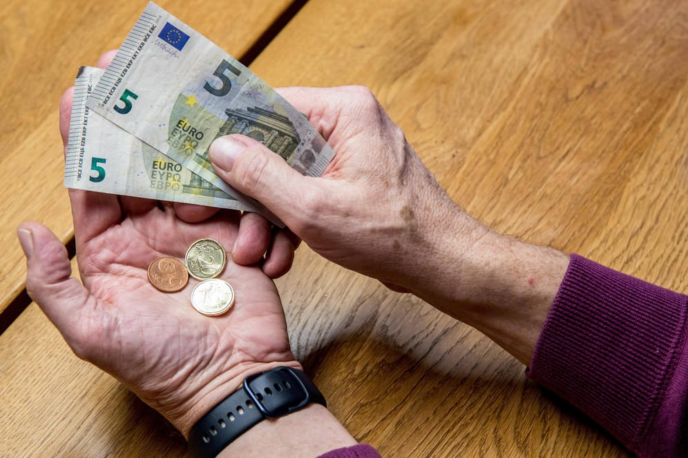 Eine alte Frau hält Geld in den Händen (Symbolbild): Für immer mehr Rentner reicht die erarbeitete Rente nicht zum Leben aus.