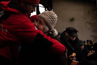 Vor dem Krieg in der Ukraine Geflüchtete werden am Hauptbahnhof im westukrainischen Lwiw versorgt. In den ersten elf Tagen seit Kriegsbeginn waren schon mehr als 1,5 Millionen Menschen vor den Kampfhandlungen geflohen.