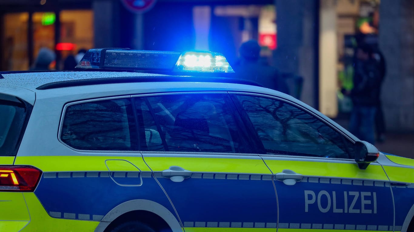 Polizeiwagen mit eingeschaltetem Blaulicht (Symbolbild): Beamte der Hamburger Polizei haben zwei mutmaßliche Drogen-Dealer festgenommen.