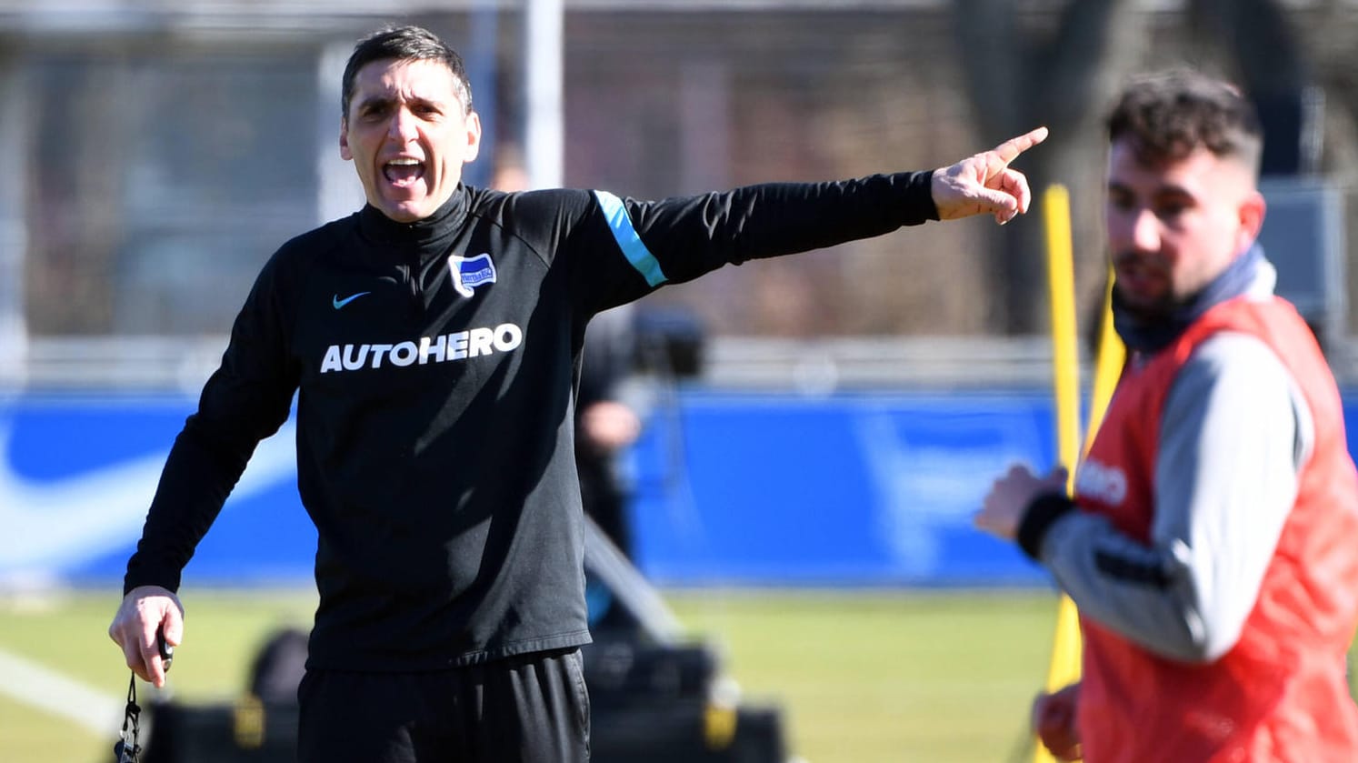 Tayfun Korkut beim Training am Dienstag: Der Hertha-Coach steht unter großem Druck. Tayfun Korkut beim Training am Dienstag: Der Hertha-Coach steht unter großem Druck.