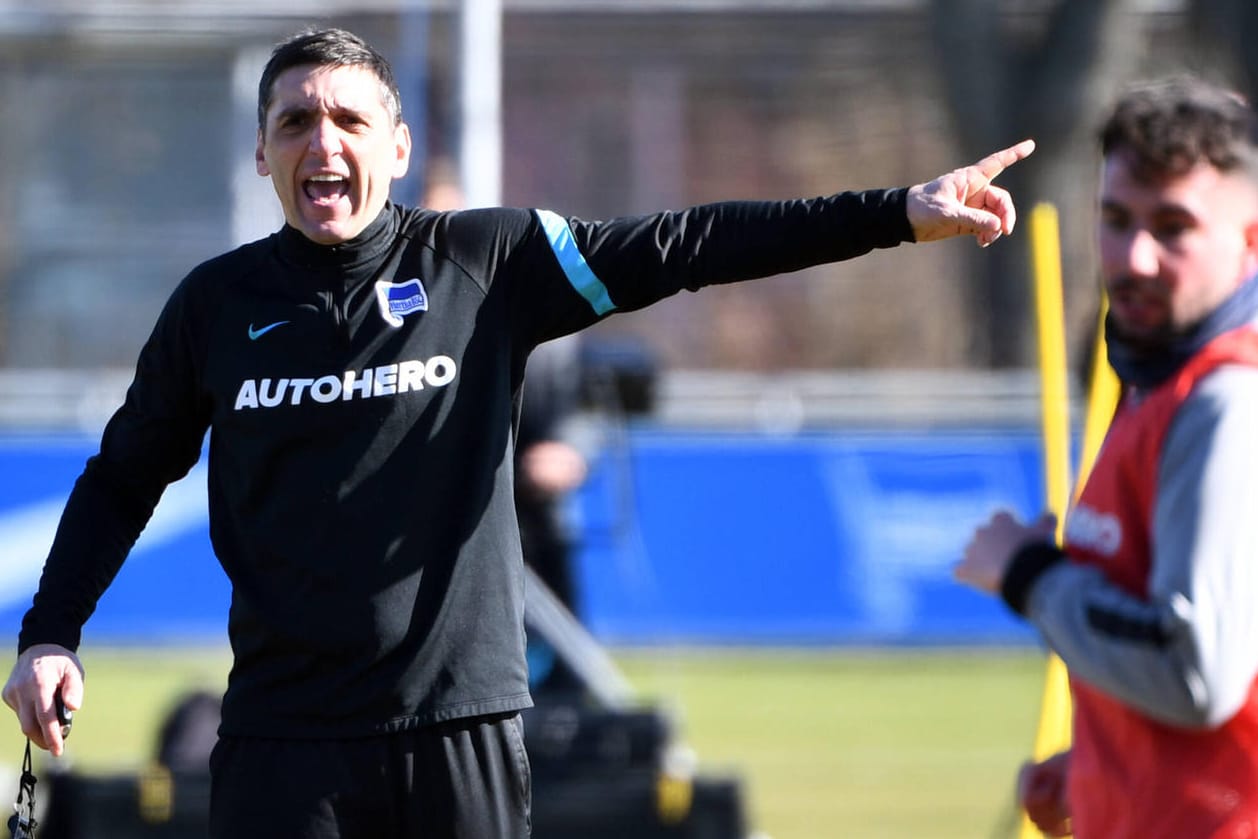 Tayfun Korkut beim Training am Dienstag: Der Hertha-Coach steht unter großem Druck.