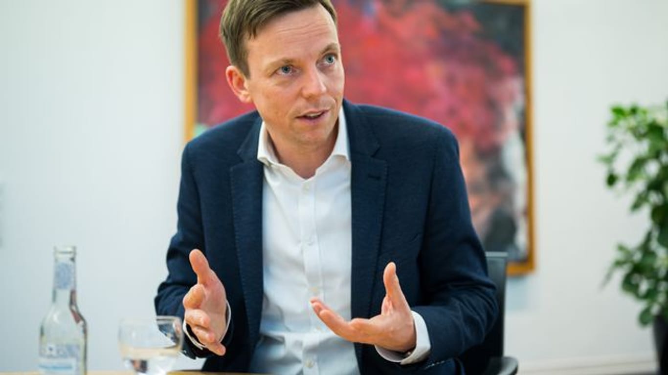 Tobias Hans (CDU), Ministerpräsident des Saarlandes, kritisiert in einem Video die hohen Spritpreise.