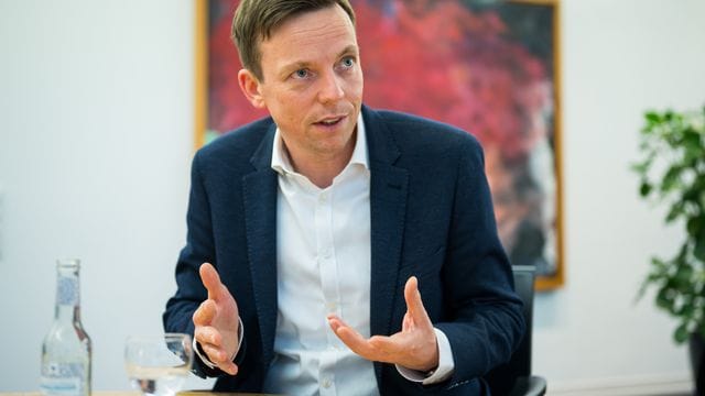 Tobias Hans (CDU), Ministerpräsident des Saarlandes, kritisiert in einem Video die hohen Spritpreise. Tobias Hans (CDU), Ministerpräsident des Saarlandes, kritisiert in einem Video die hohen Spritpreise.
