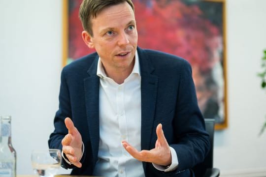 Tobias Hans (CDU), Ministerpräsident des Saarlandes, kritisiert in einem Video die hohen Spritpreise.