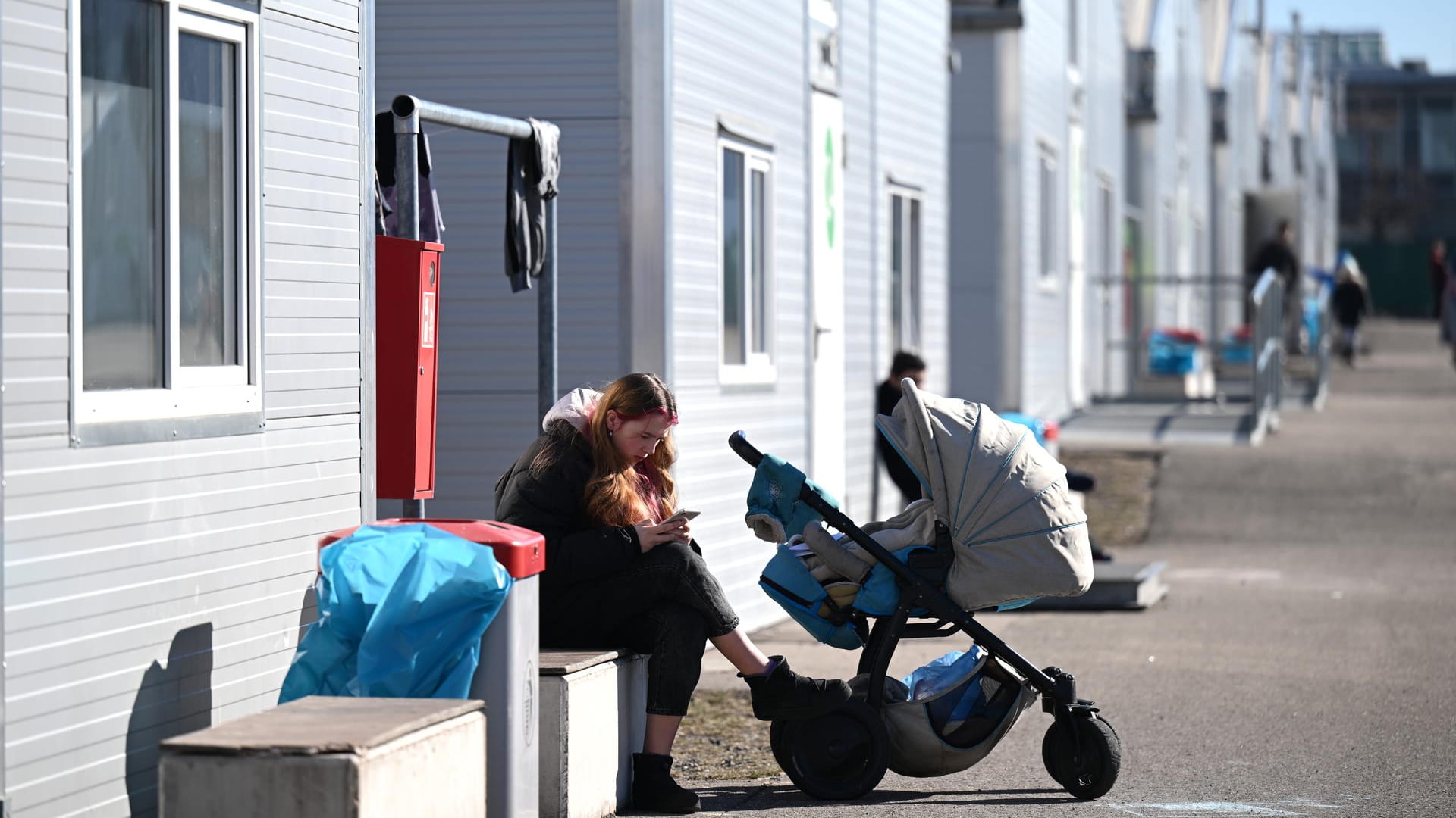 Geflüchtete Ukrainerin mit Kinderwagen in einer Leipziger Notunterkunft: Die Stadt plant ein Sonderbudget von 9 Millionen Euro.