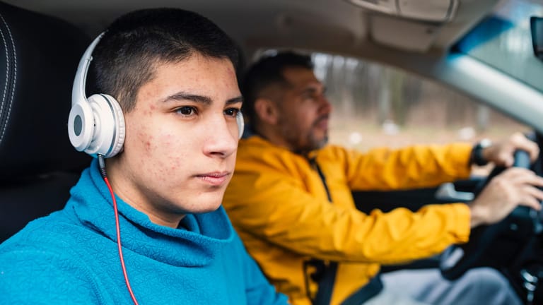 Jugendlicher mit Kopfhörer im Auto