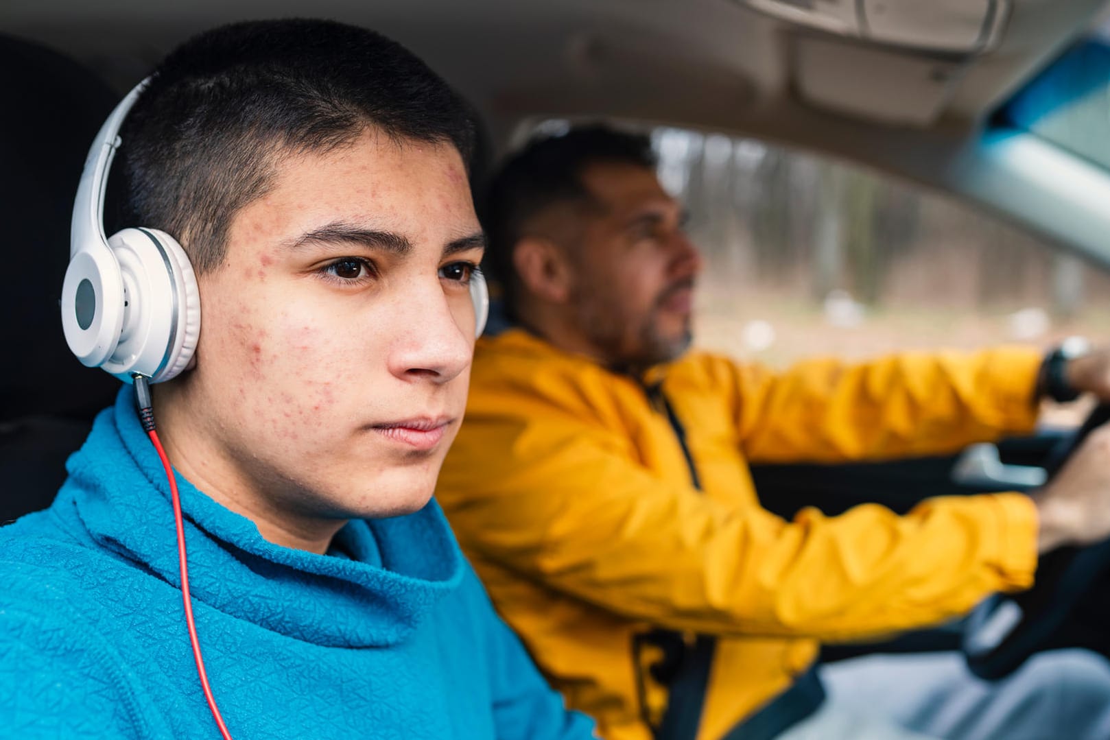 Jugendlicher mit Kopfhörer im Auto