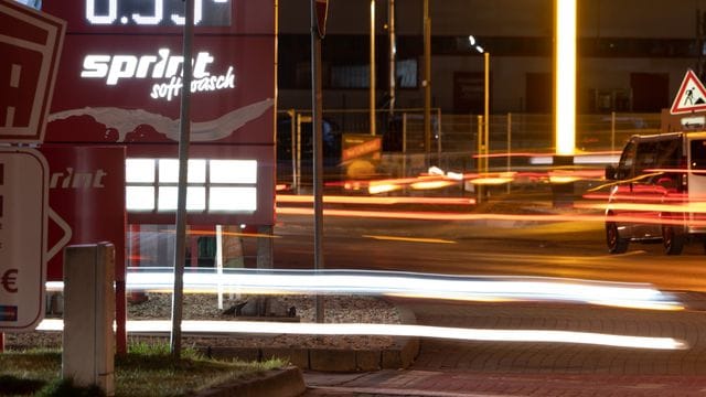 Im bundesweiten Tagesdurchschnitt kostete der Kraftstoff am Dienstag 2,150 Euro pro Liter.