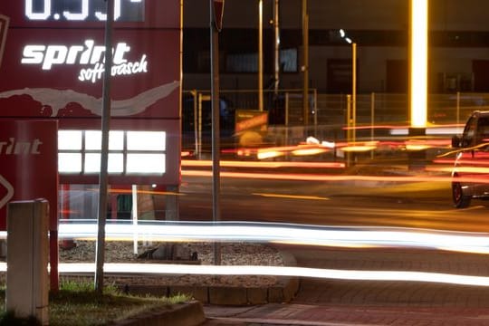 Im bundesweiten Tagesdurchschnitt kostete der Kraftstoff am Dienstag 2,150 Euro pro Liter.