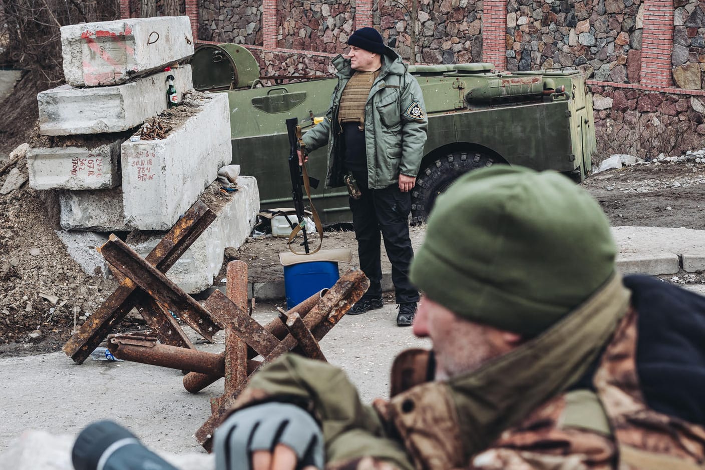 Männer bewachen einen ukrainischen Kontrollpunkt an einer Straße: Russland hat offenbar den Heimvorteil der ukrainischen Streitkräfte unterschätzt.