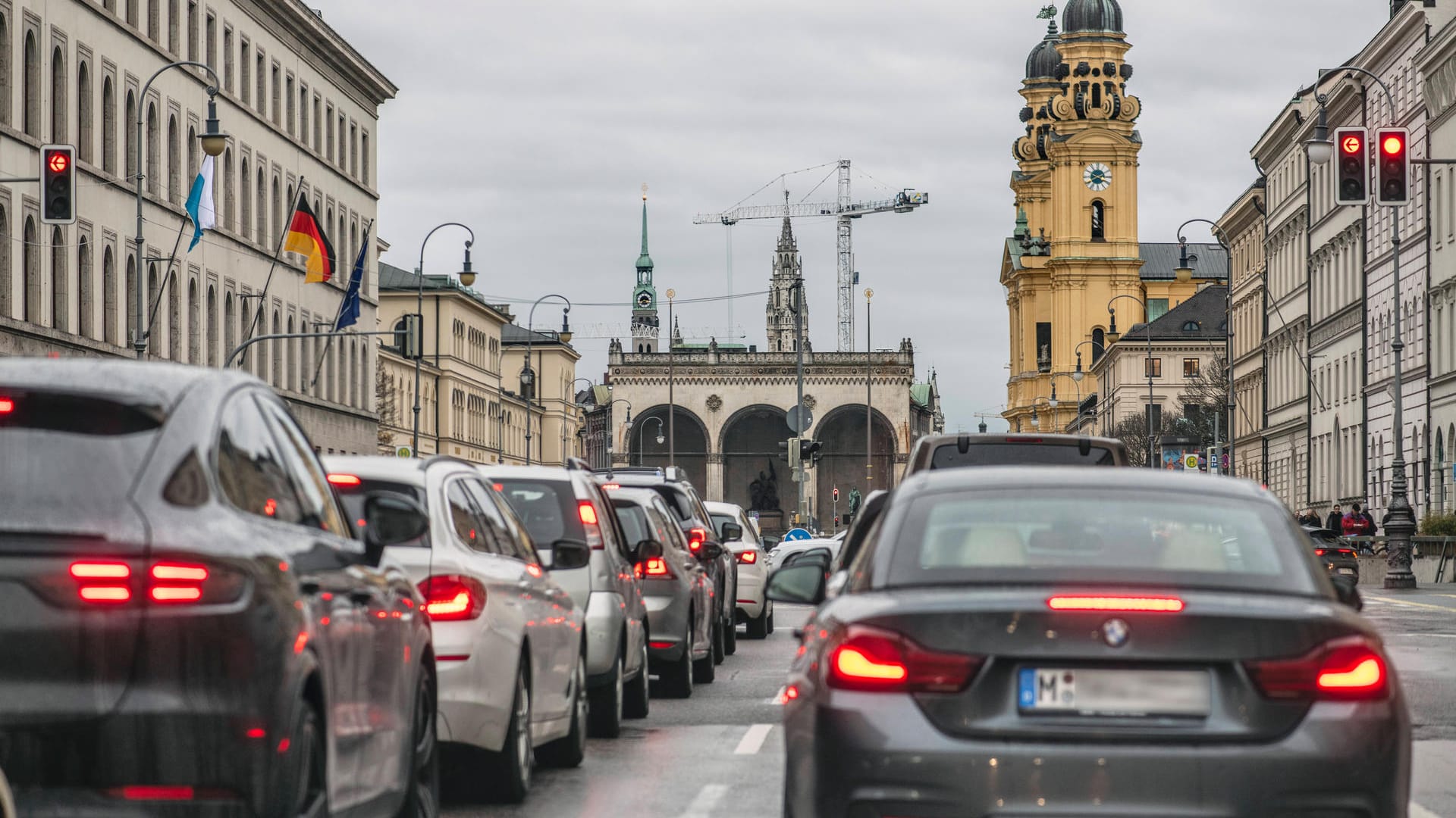 Stadtverkehr auf der Ludwigstraße in München (Symbolbild): Seit Beginn der Aufzeichnungen, noch nie gab es so wenige Verkehrstote in München.