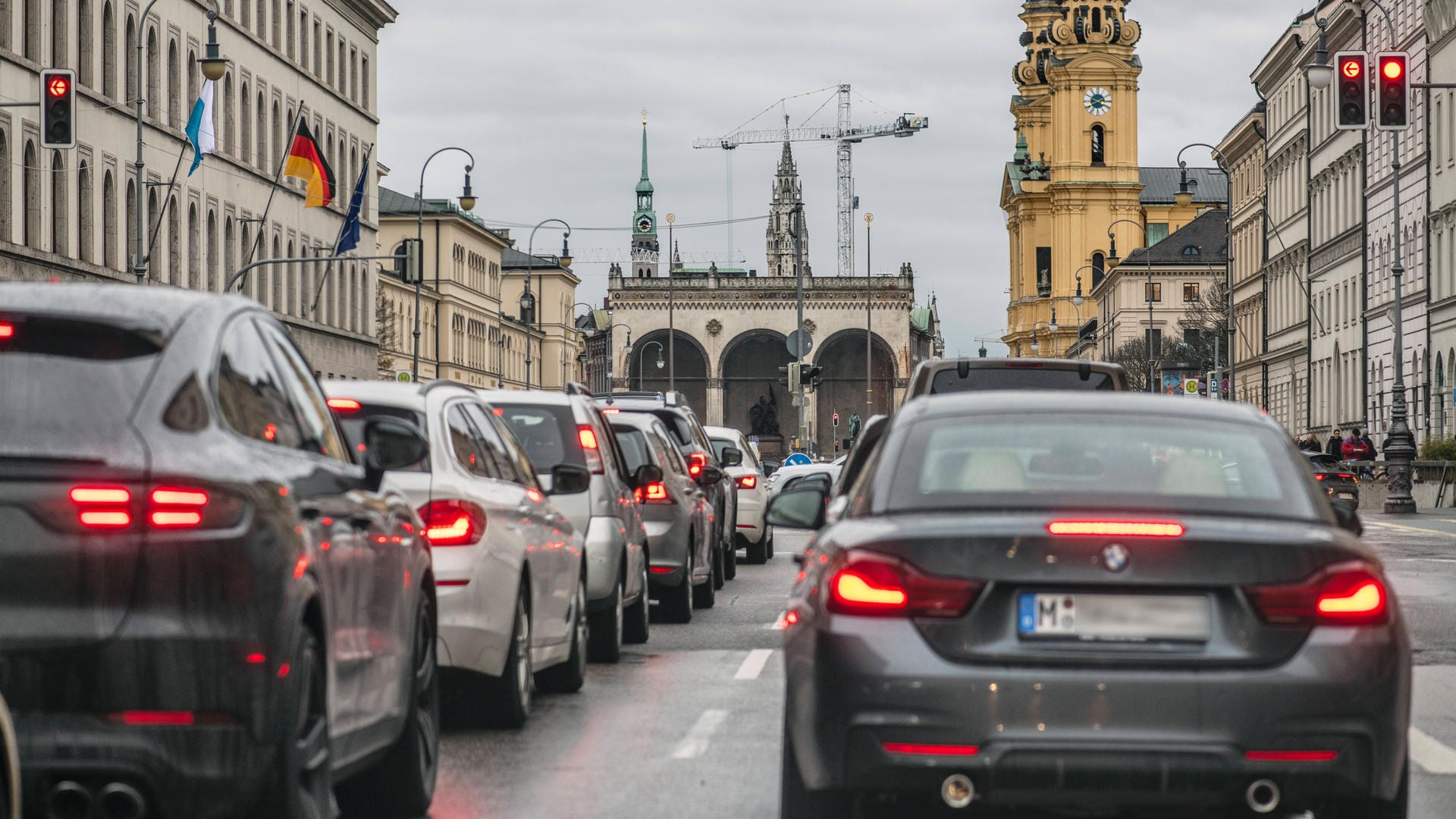 Stadtverkehr auf der Ludwigstraße in München (Symbolbild): Seit Beginn der Aufzeichnungen, noch nie gab es so wenige Verkehrstote in München.