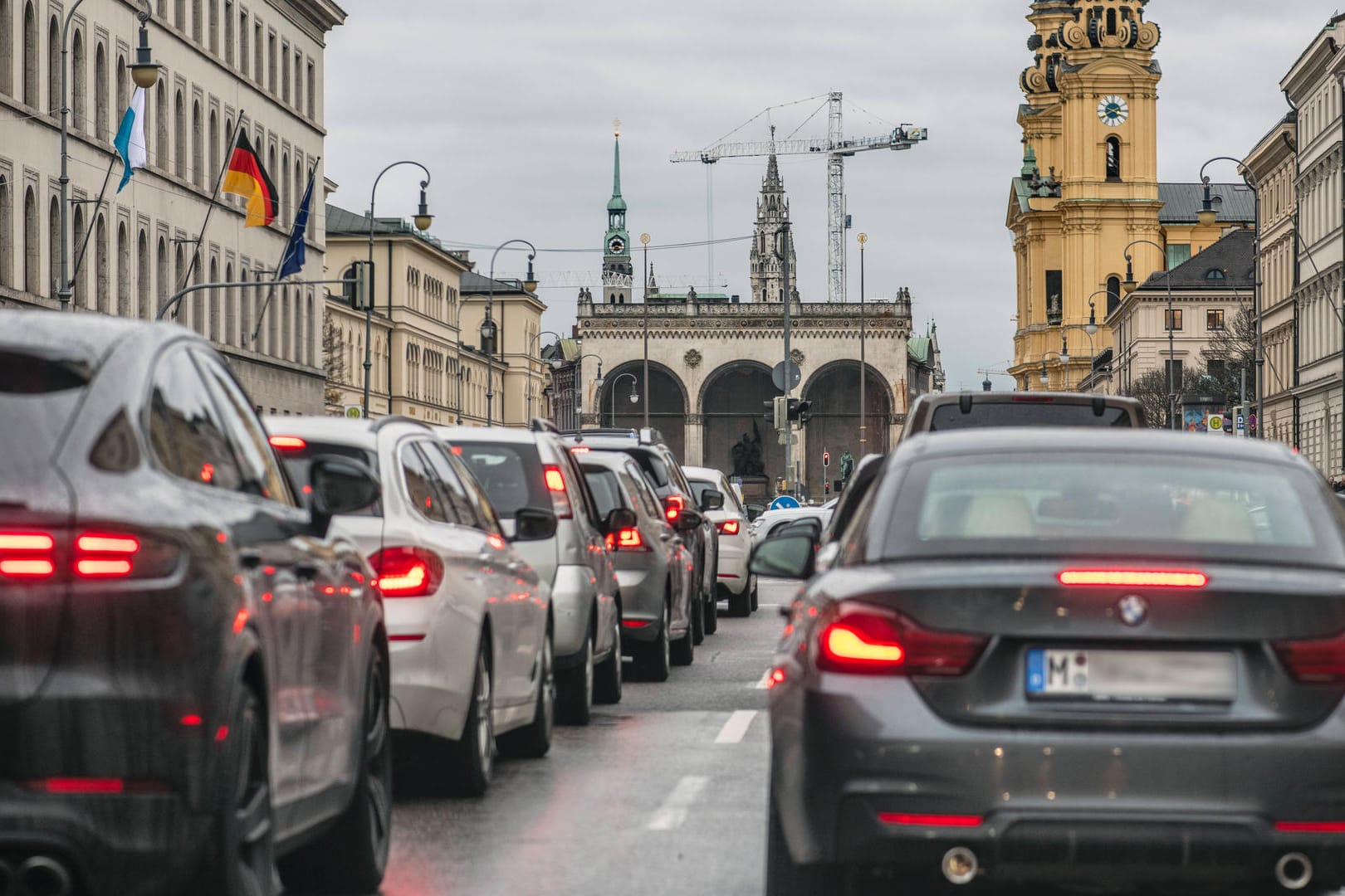 Stadtverkehr auf der Ludwigstraße in München (Symbolbild): Seit Beginn der Aufzeichnungen, noch nie gab es so wenige Verkehrstote in München.