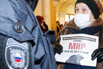 Ein Polizist geht eine Frau an, die in Moskau gegen den Krieg protestiert: Vom Kreml erhalten die Angehörigen russischer Soldaten kaum Informationen.