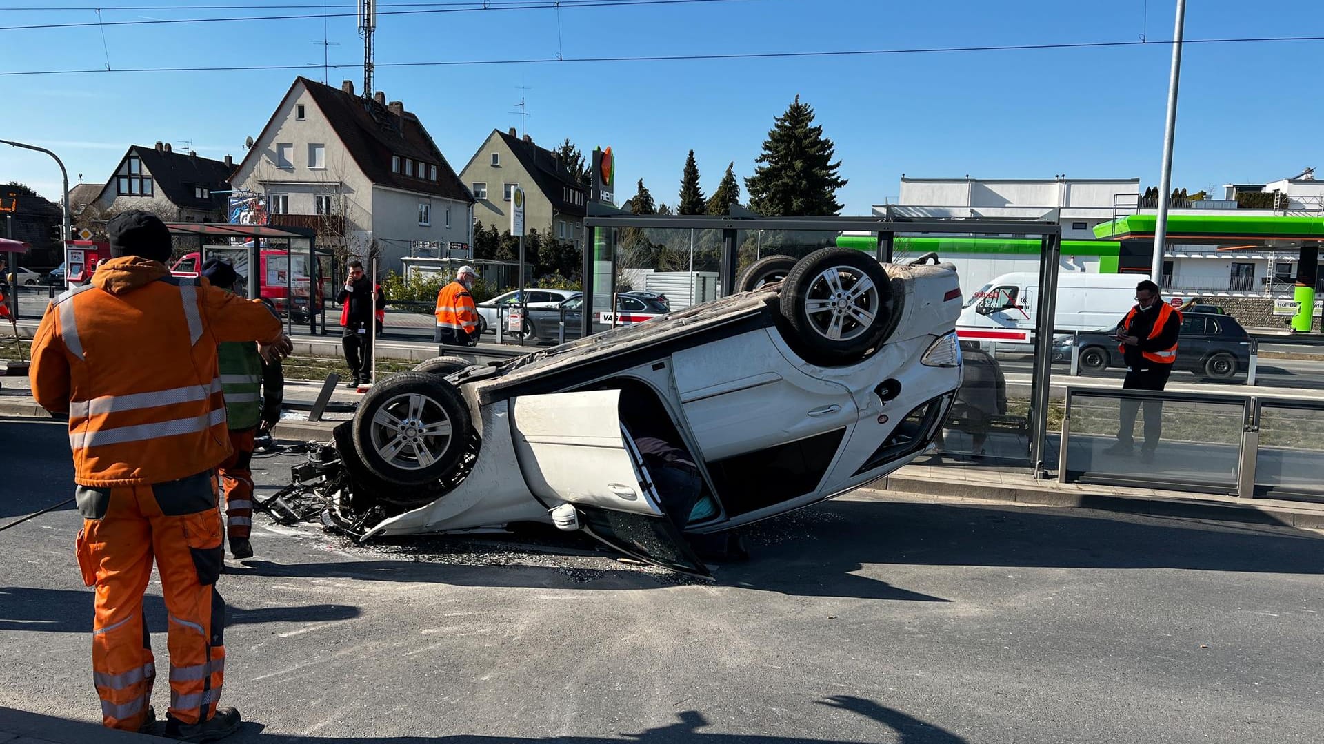 Ein Auto prallt gegen eine gläserne Bushaltestelle und überschlägt sich: Ein Unfall in Nürnberg endet mit einem Verletzten.