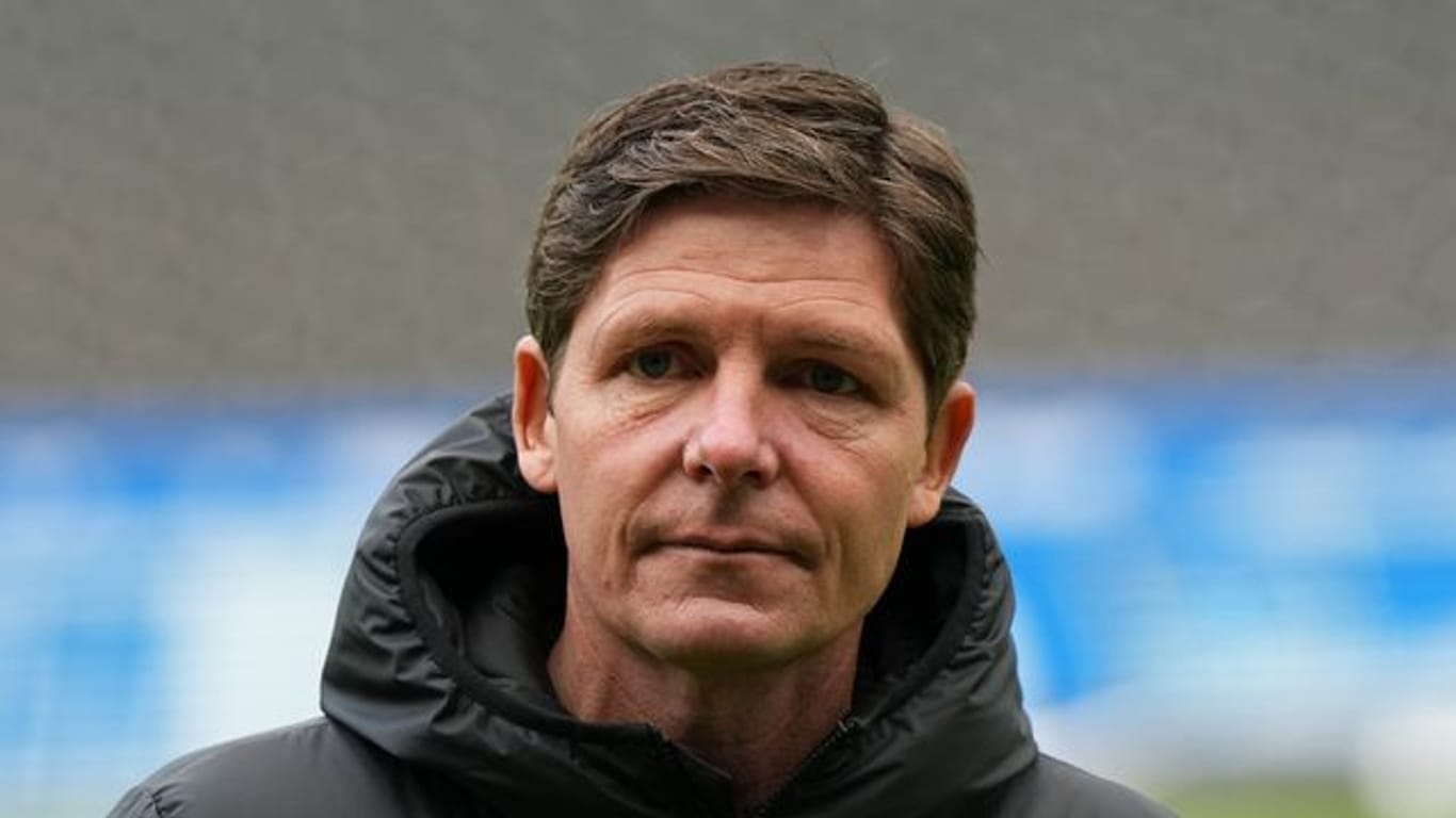 Frankfurts Trainer Oliver Glasner muss mit seinem Team bei Betis Sevilla antreten.