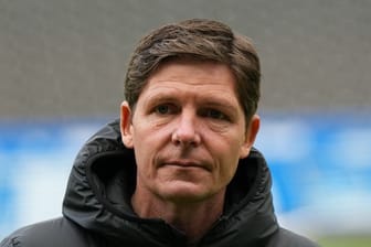 Frankfurts Trainer Oliver Glasner muss mit seinem Team bei Betis Sevilla antreten.