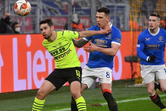 Hat sich mit dem Coronavirus infiziert: Dortmunds Raphael Guerreiro (l).