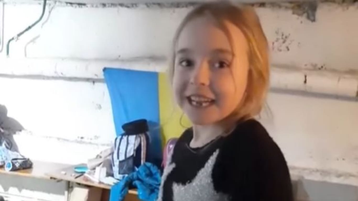 Das Mädchen namens Amelia ist in dem viralen Video in einer Art Keller zu sehen - mutmaßlich ein Versteck vor den russischen Bombardements.