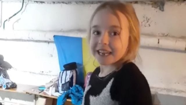 Das Mädchen namens Amelia ist in dem viralen Video in einer Art Keller zu sehen - mutmaßlich ein Versteck vor den russischen Bombardements. Das Mädchen namens Amelia ist in dem viralen Video in einer Art Keller zu sehen - mutmaßlich ein Versteck vor den russischen Bombardements.