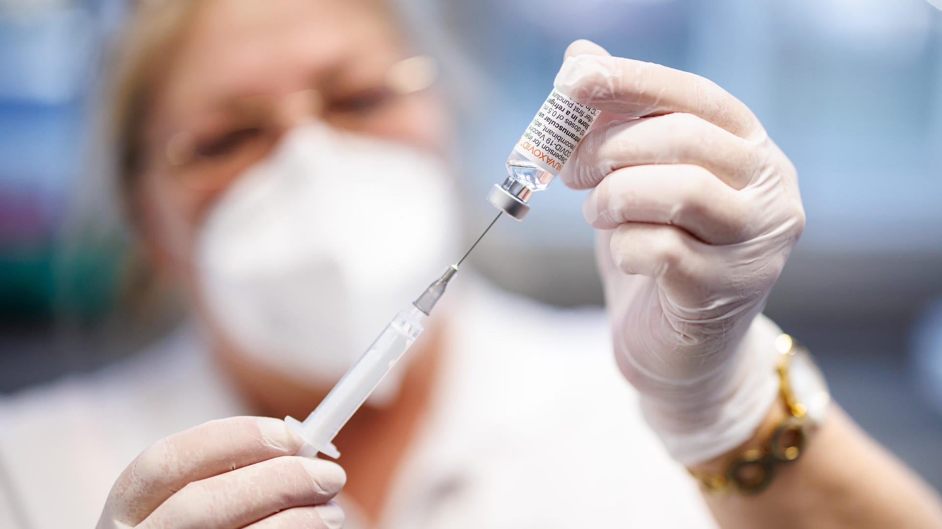 Eine Krankenschwester zieht im Impfzentrum eine Spritze auf (Symbolbild): Die Nachfrage nach Corona-Schutzimpfungen hat in Hamburg stark nachgelassen. Eine Krankenschwester zieht im Impfzentrum eine Spritze auf (Symbolbild): Die Nachfrage nach Corona-Schutzimpfungen hat in Hamburg stark nachgelassen.
