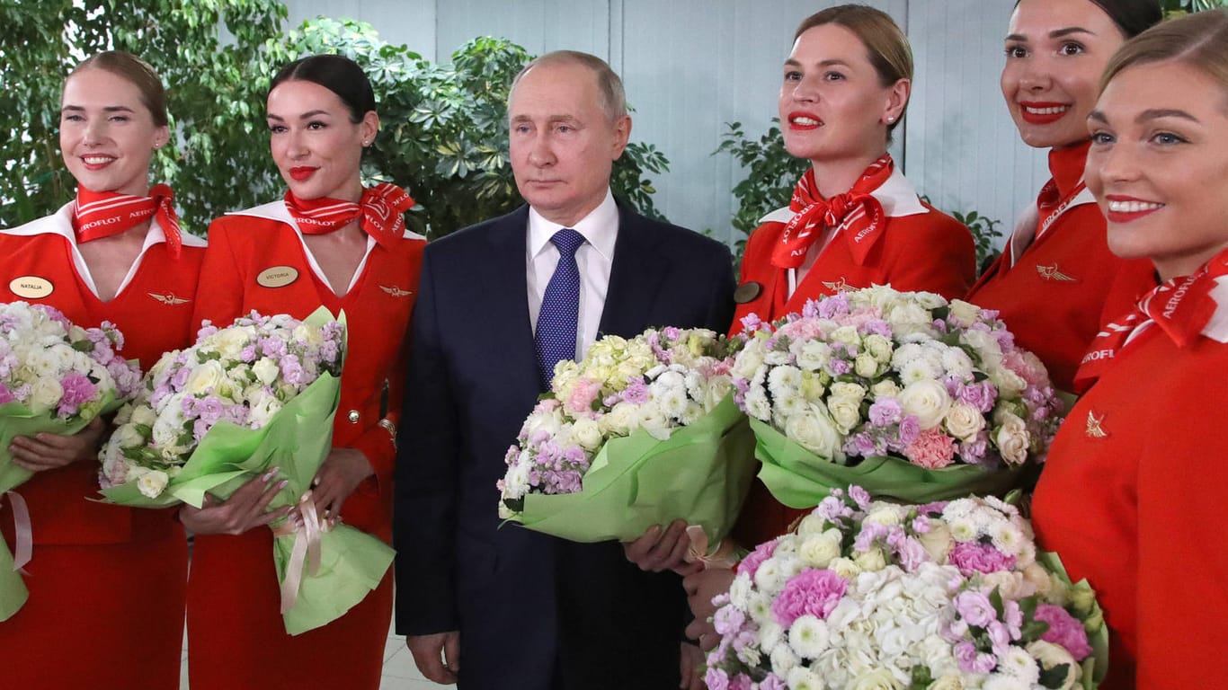 Wladimir Putin gibt sich ganz harmlos: Bei einem Treffen mit Stewardessen der russischen Fluggesellschaft Aeroflot tut der Präsident vor wenigen Tagen so, als sei alles in bester Ordnung. Derweil lässt er in der Ukraine Städte und Dörfer bombardieren.