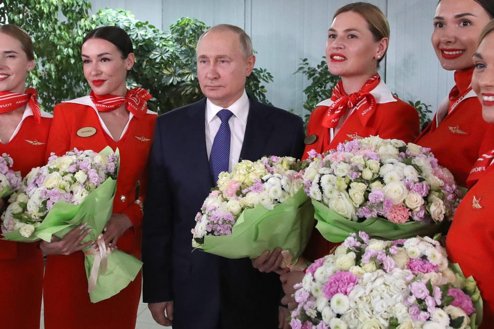 Wladimir Putin gibt sich ganz harmlos: Bei einem Treffen mit Stewardessen der russischen Fluggesellschaft Aeroflot tut der Präsident vor wenigen Tagen so, als sei alles in bester Ordnung. Derweil lässt er in der Ukraine Städte und Dörfer bombardieren.