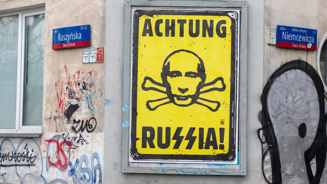 Ein Anti-Putin Plakat in Polen (Symbolbild): Viele russischsprachige Menschen erleben Anfeindungen.