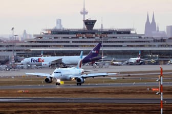 Ein Flugzeug startet vom Flughafen Köln-Bonn (Symbolbild): Wegen der anhaltenden Luftraumsperre steckt ein russisches Flugzeug in Köln fest.