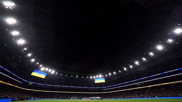 "Football Stands Together" steht auf der Anzeigetafel im Stadion der Tottenham Hotspur. "Football Stands Together" steht auf der Anzeigetafel im Stadion der Tottenham Hotspur.