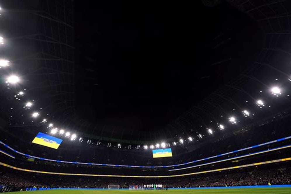 "Football Stands Together" steht auf der Anzeigetafel im Stadion der Tottenham Hotspur.