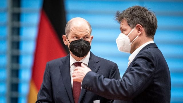 Einig in der Frage nach einem Embargo für russisches Gas und Öl: Kanzler Scholz und Wirtschaftsminister Habeck sehen darin keine Sanktions-Option für Deutschland. Einig in der Frage nach einem Embargo für russisches Gas und Öl: Kanzler Scholz und Wirtschaftsminister Habeck sehen darin keine Sanktions-Option für Deutschland.