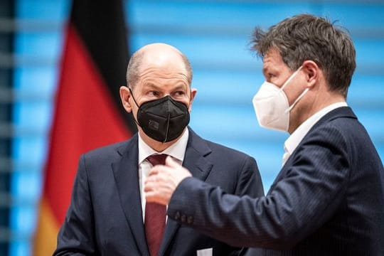Einig in der Frage nach einem Embargo für russisches Gas und Öl: Kanzler Scholz und Wirtschaftsminister Habeck sehen darin keine Sanktions-Option für Deutschland.