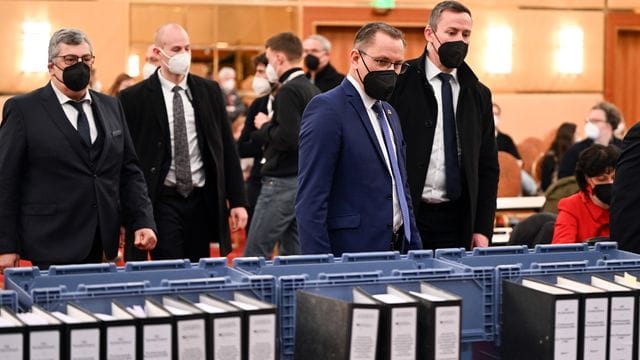 Der Verfassungsschutz will die AfD weiter als Verdachtsfall führen und entsprechend beobachten. Der Verfassungsschutz will die AfD weiter als Verdachtsfall führen und entsprechend beobachten.