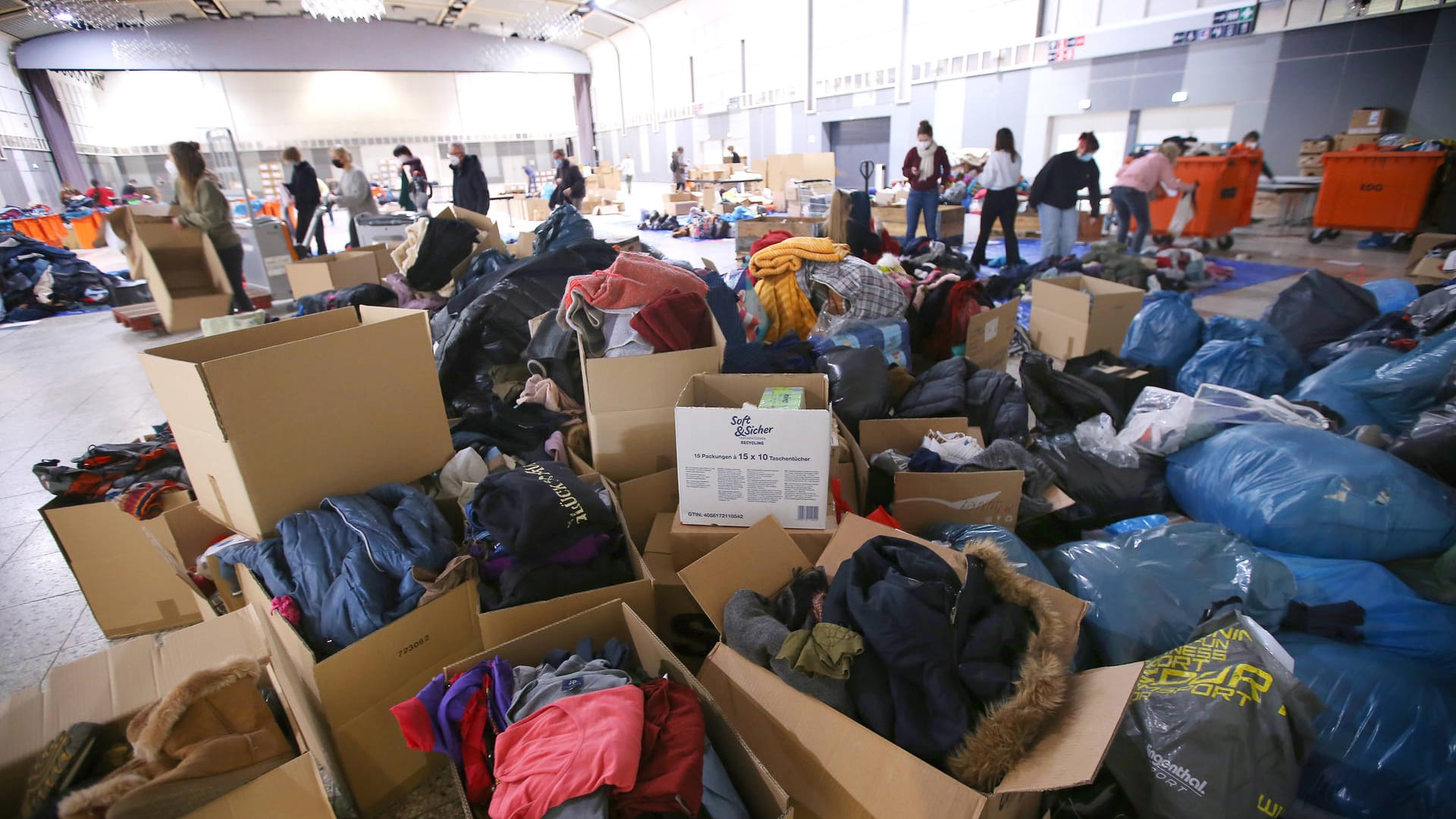 Helfer sortieren Sachspenden (Archivbild): Gemeinsam mit der Unternehmensgruppe Westfalenhalle Dortmund sammelt der Verein Grenzenlose Wärme Refugee Relief Work e. V. Sachspenden. Helfer sortieren Sachspenden (Archivbild): Gemeinsam mit der Unternehmensgruppe Westfalenhalle Dortmund sammelt der Verein Grenzenlose Wärme Refugee Relief Work e. V. Sachspenden.