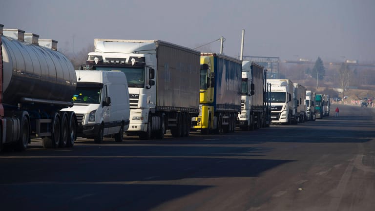 Lkw am polnisch-ukrainischen Grenzübergang Medyka (Archivbild): Durch den Krieg fehlen der Logistikbranche zehntausende Fahrer.