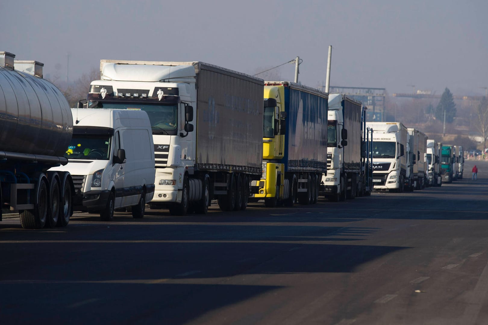 Lkw am polnisch-ukrainischen Grenzübergang Medyka (Archivbild): Durch den Krieg fehlen der Logistikbranche zehntausende Fahrer. Lkw am polnisch-ukrainischen Grenzübergang Medyka (Archivbild): Durch den Krieg fehlen der Logistikbranche zehntausende Fahrer.