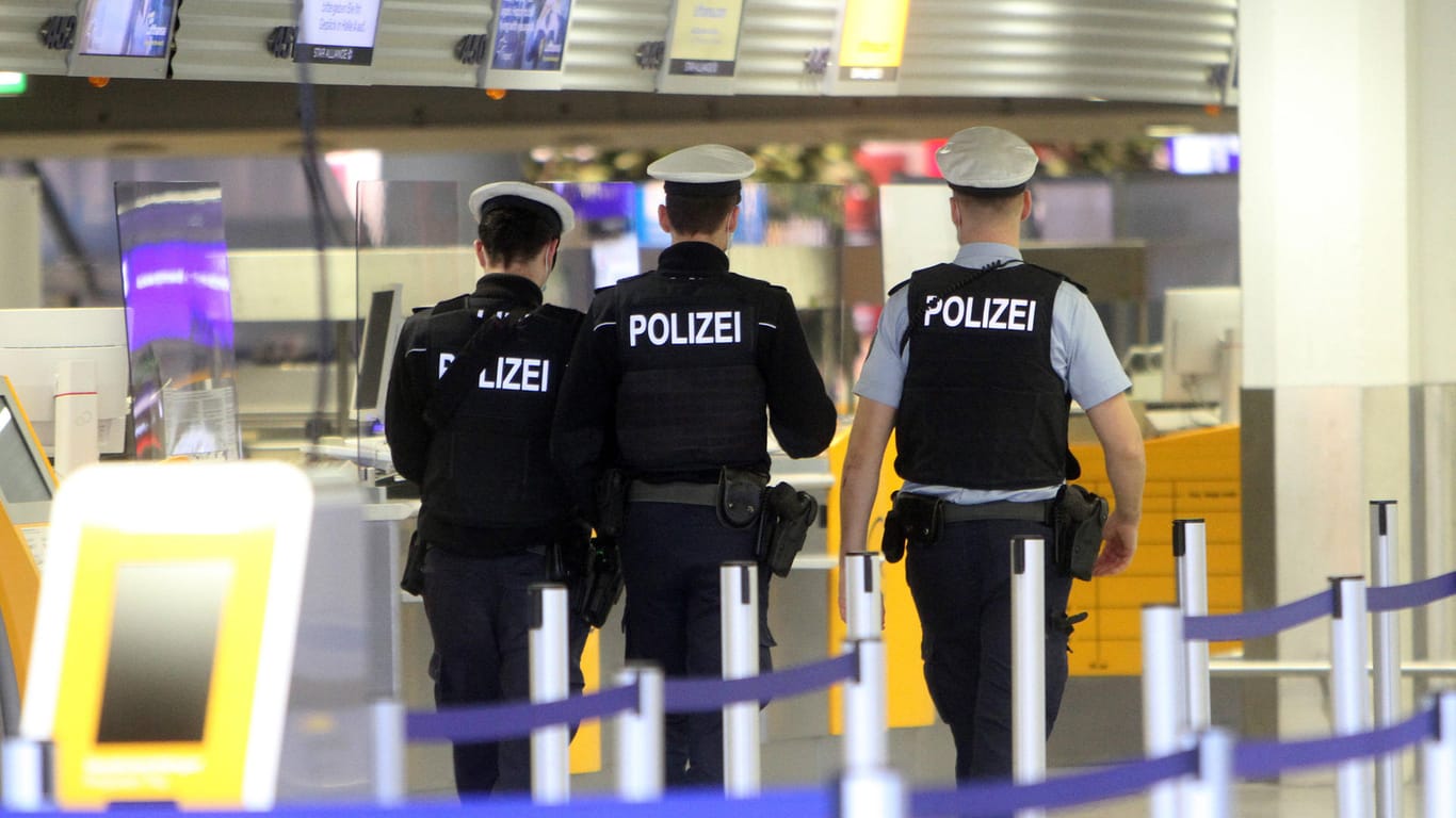 Beamte der Bundespolizei am Frankfurter Flughafen (Symbolbild): Gegen den Mann lag ein internationaler Haftbefehl vor.