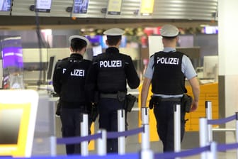 Beamte der Bundespolizei am Frankfurter Flughafen (Symbolbild): Gegen den Mann lag ein internationaler Haftbefehl vor.