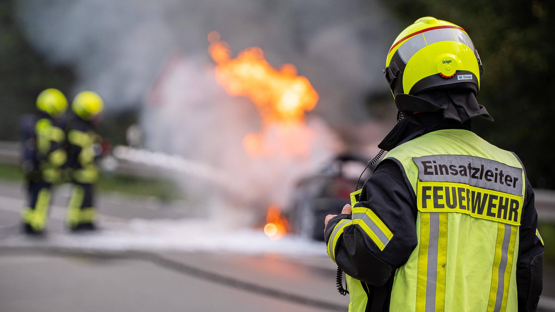 Einsatzkräfte der Feuerwehr lösche ein brennendes Fahrzeug (Symbolbild): Der Lkw war mit Pommes Frites beladen.