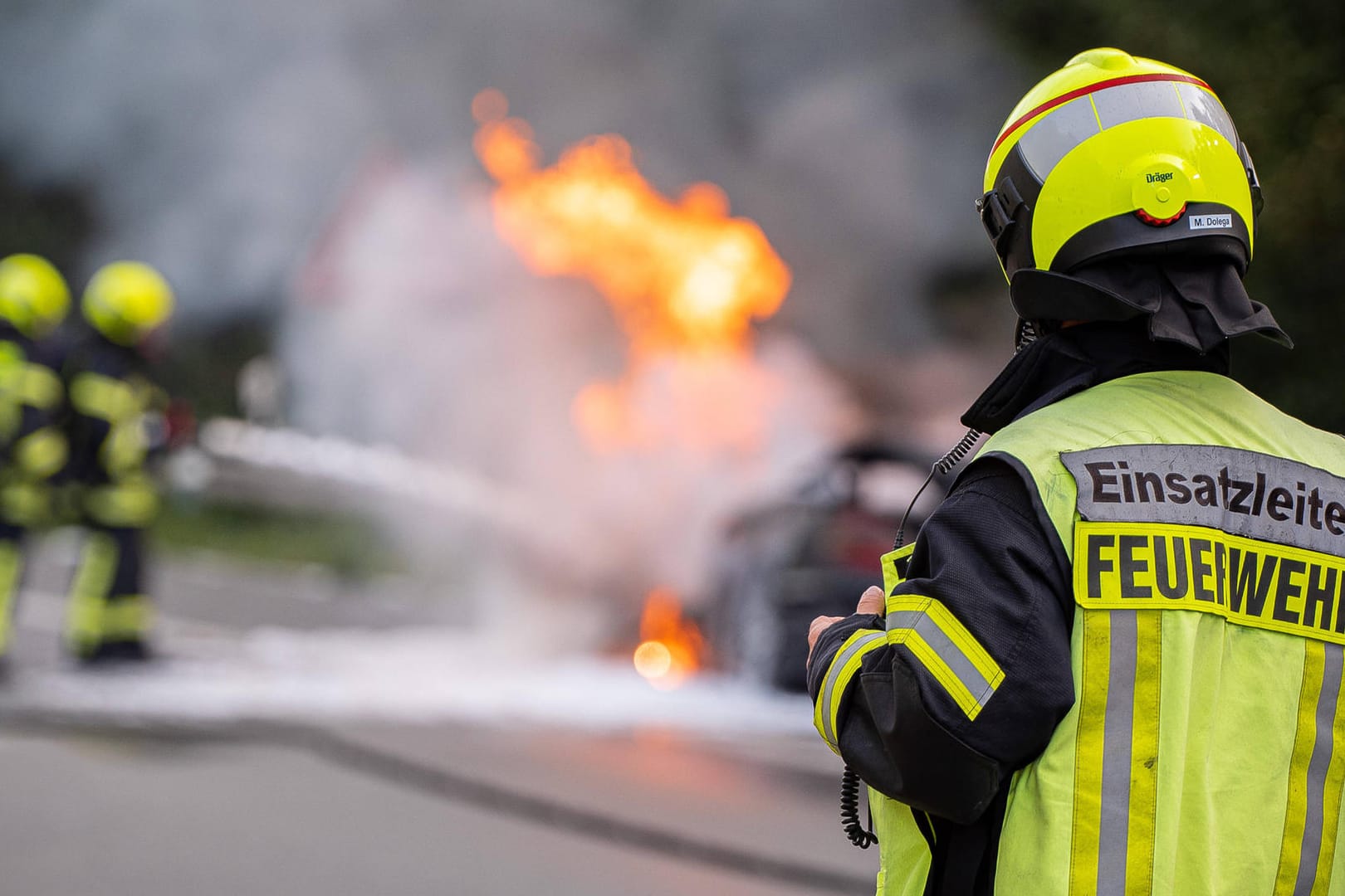 Einsatzkräfte der Feuerwehr lösche ein brennendes Fahrzeug (Symbolbild): Der Lkw war mit Pommes Frites beladen.