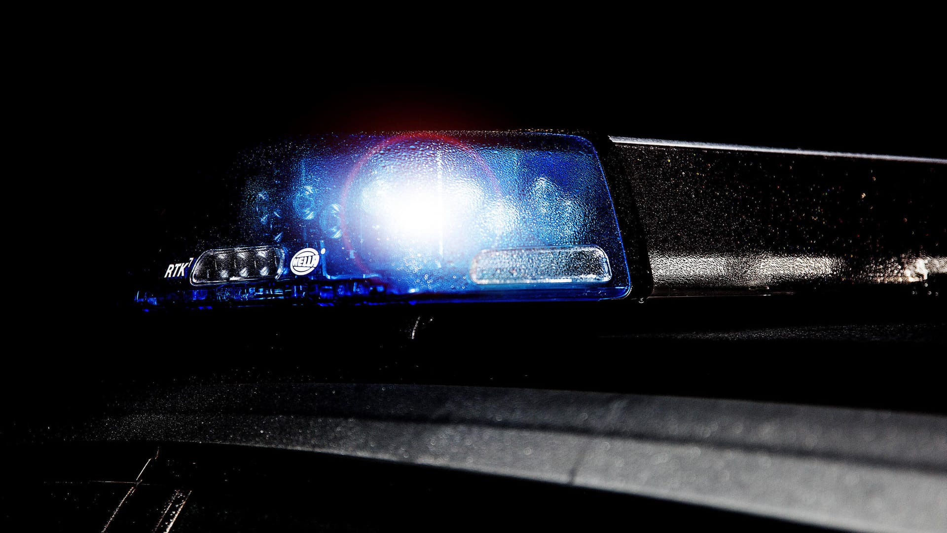 Einsatzfahrzeug der Polizei mit Blaulicht (Symbolbild): Wegen der unbekannten Fackelläufer ermittelt jetzt der Staatsschutz. Einsatzfahrzeug der Polizei mit Blaulicht (Symbolbild): Wegen der unbekannten Fackelläufer ermittelt jetzt der Staatsschutz.