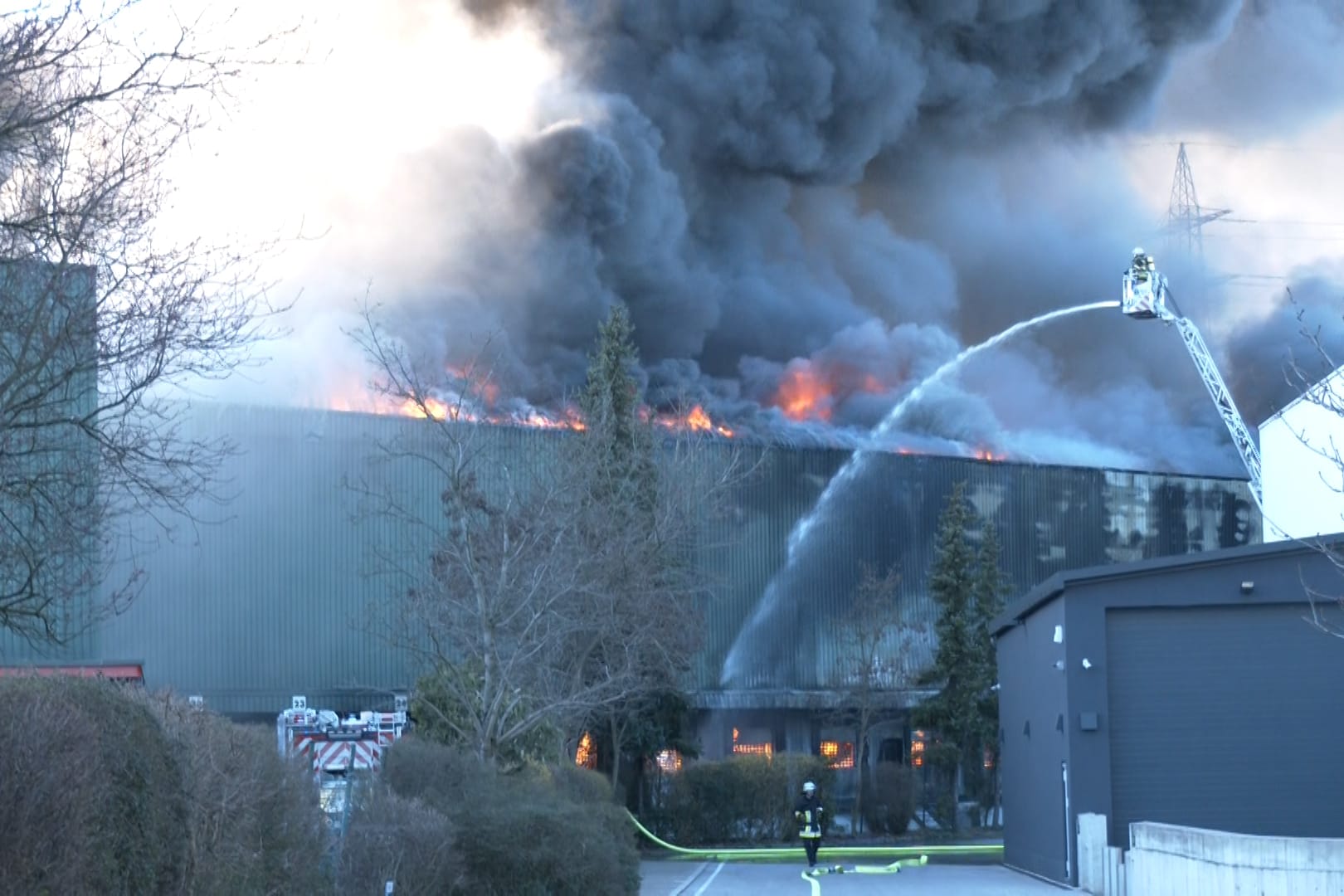 Brennendes Lagerhaus in Essen-Kray: Die schwarze Rauchwolke war noch kilometerweit sichtbar.