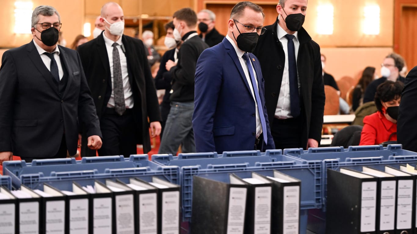 Tino Chrupalla, Vorsitzender der AfD, kommt vor Beginn des Prozesses in den Gerichtssaal.