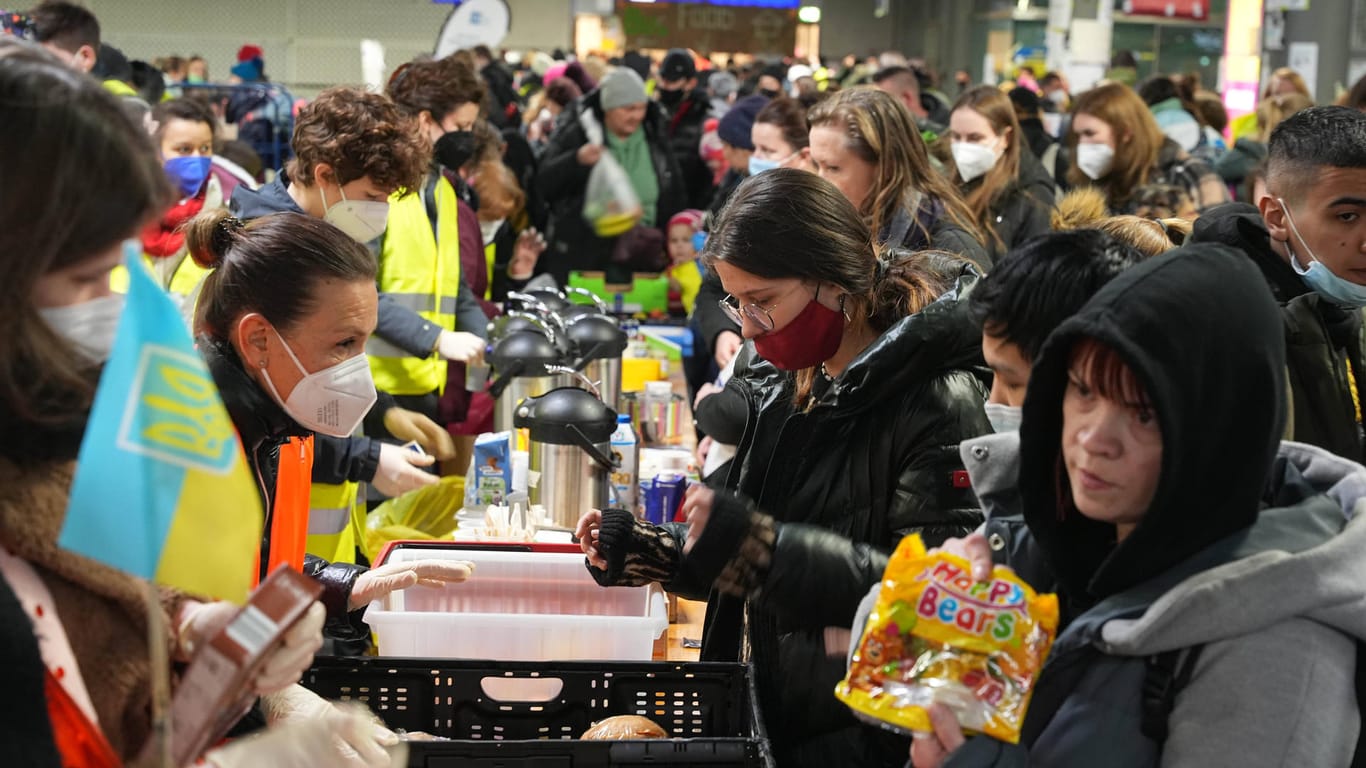 Andrang in Berlin – am Berliner Hauptbahnhof nehmen ehrenamtliche Helferinnen und Helfer Geflohene aus der Ukraine in Empfang.