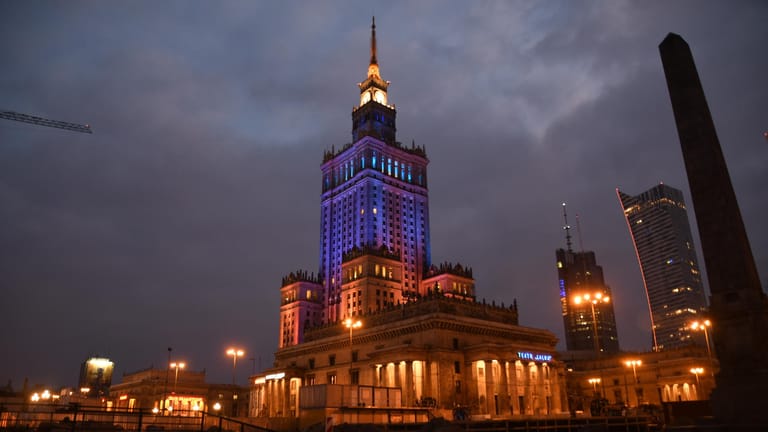 Der Kulturpalast in Warschau wird als Zeichen der Solidarität in den Farben der Ukraine beleuchtet.